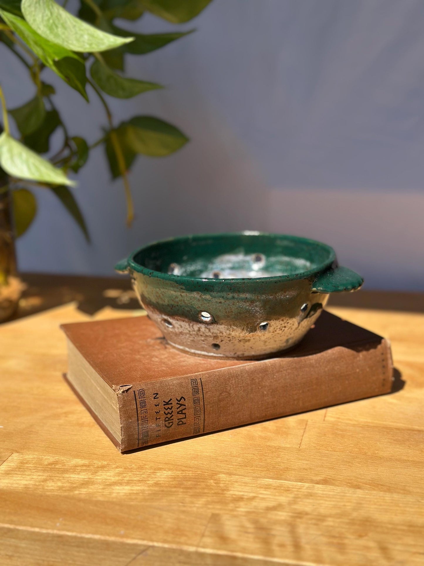 Forest Green Berry Bowl with Rippled Handles – Summer Ceramic Colander
