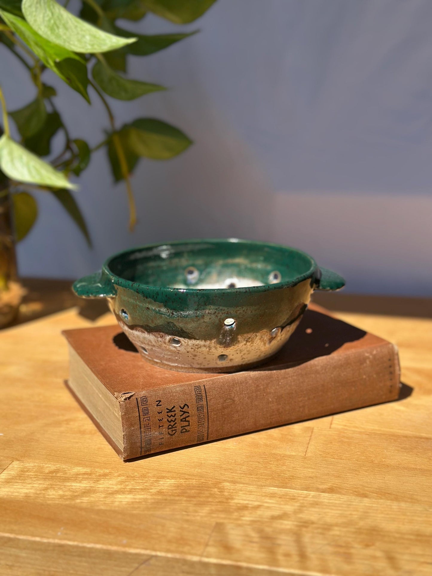 Forest Green Berry Bowl with Rippled Handles – Summer Ceramic Colander