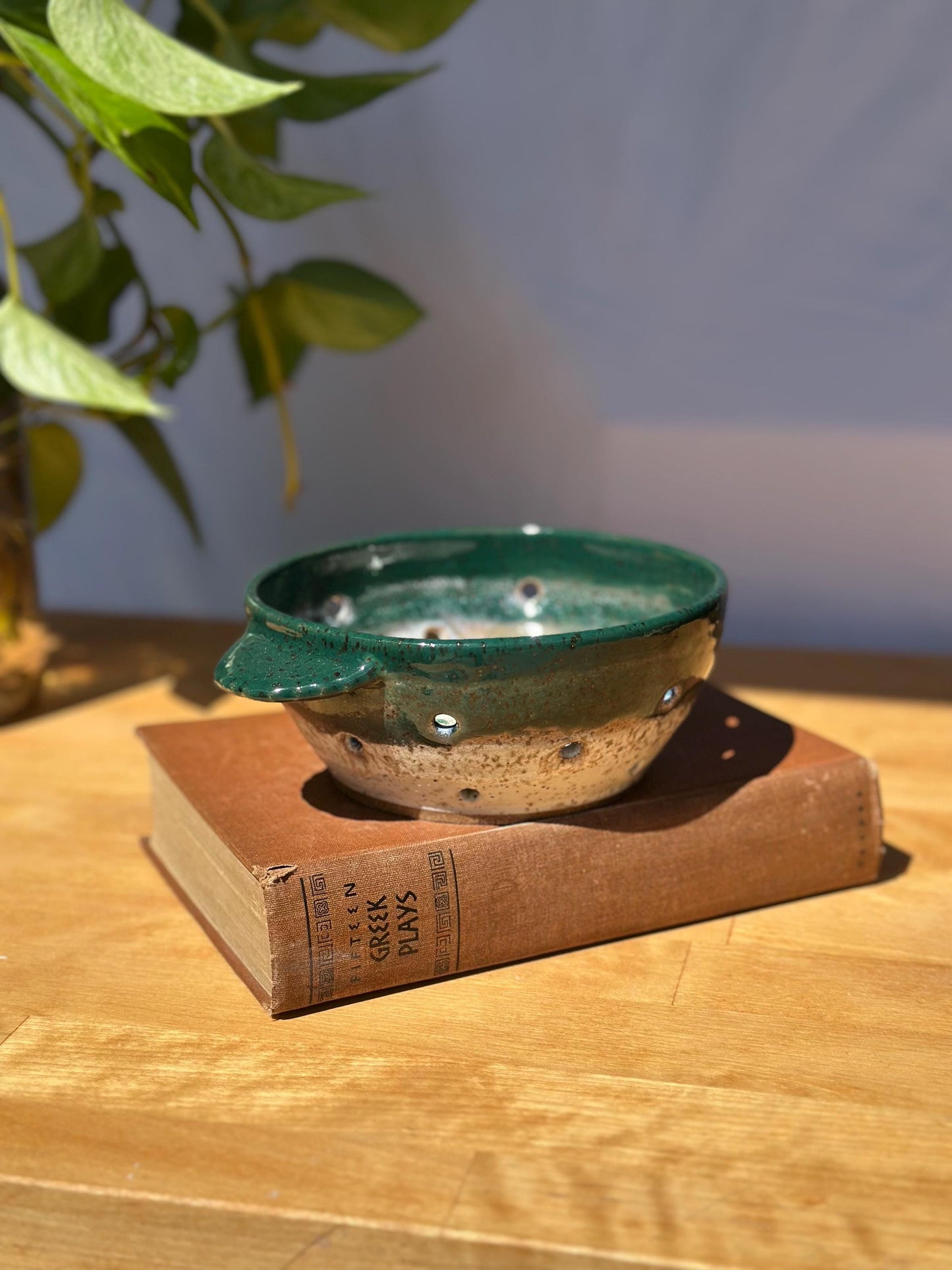 Forest Green Berry Bowl with Rippled Handles – Summer Ceramic Colander