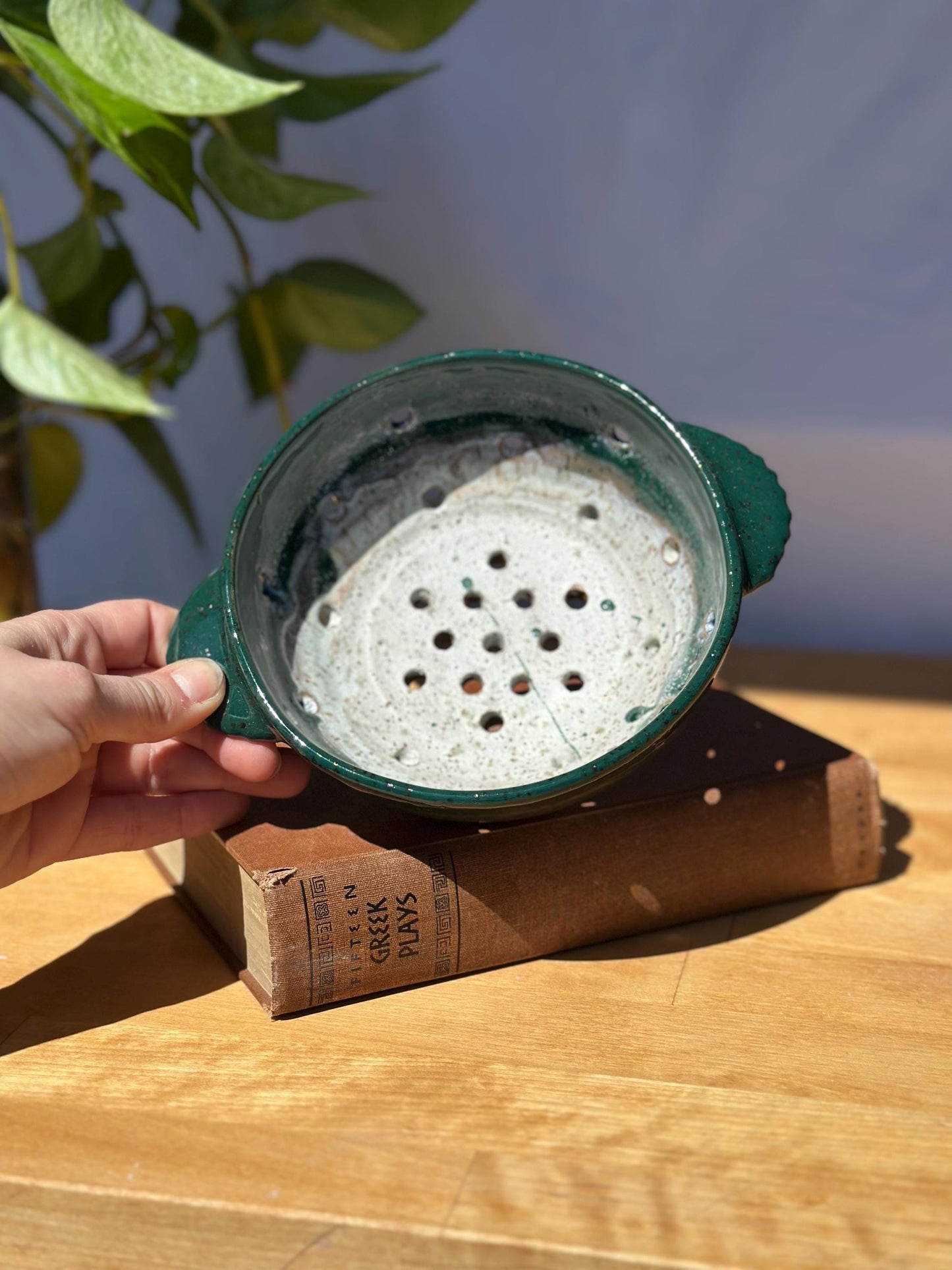 Forest Green Berry Bowl with Rippled Handles – Summer Ceramic Colander