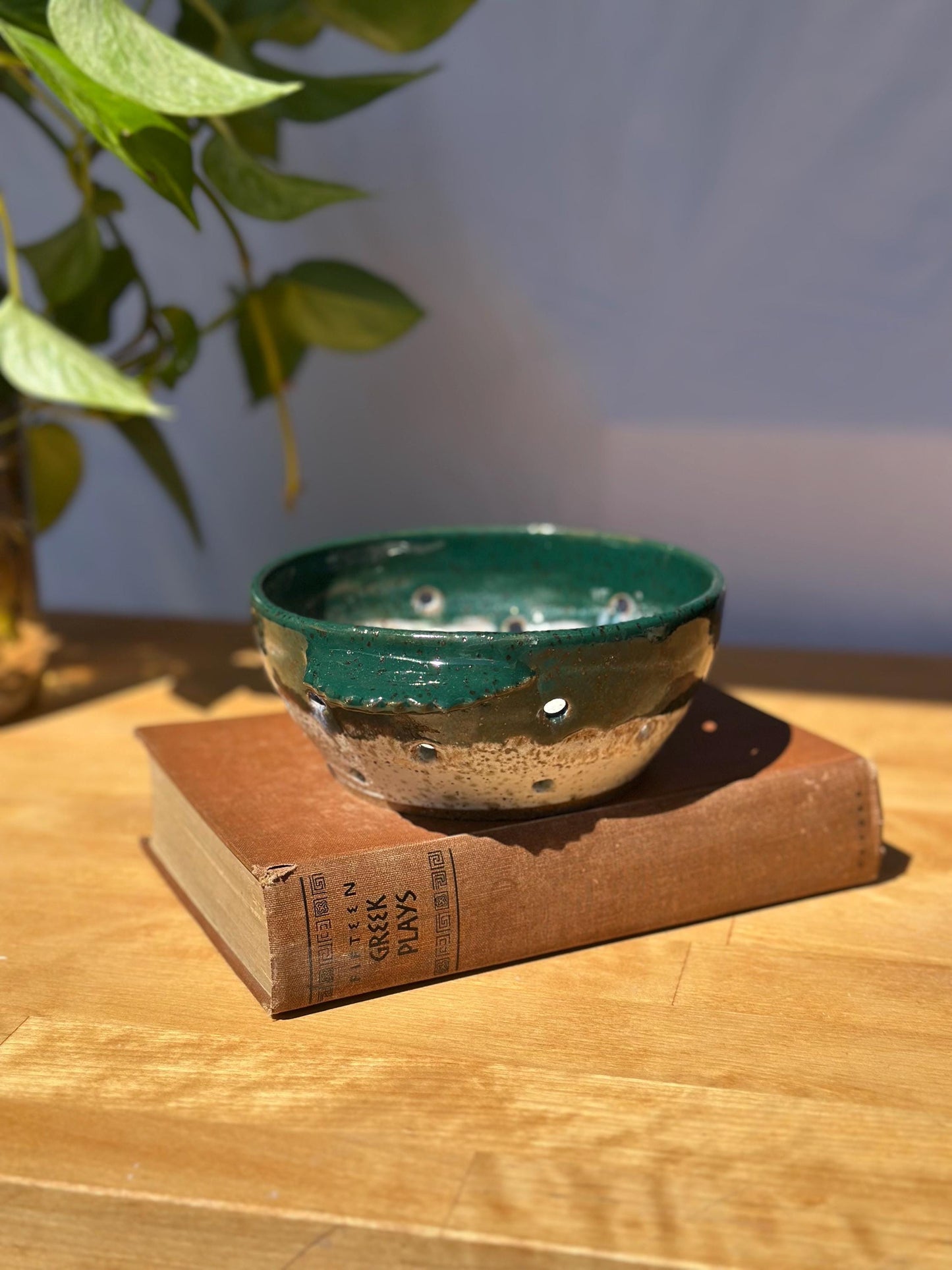 Forest Green Berry Bowl with Rippled Handles – Summer Ceramic Colander