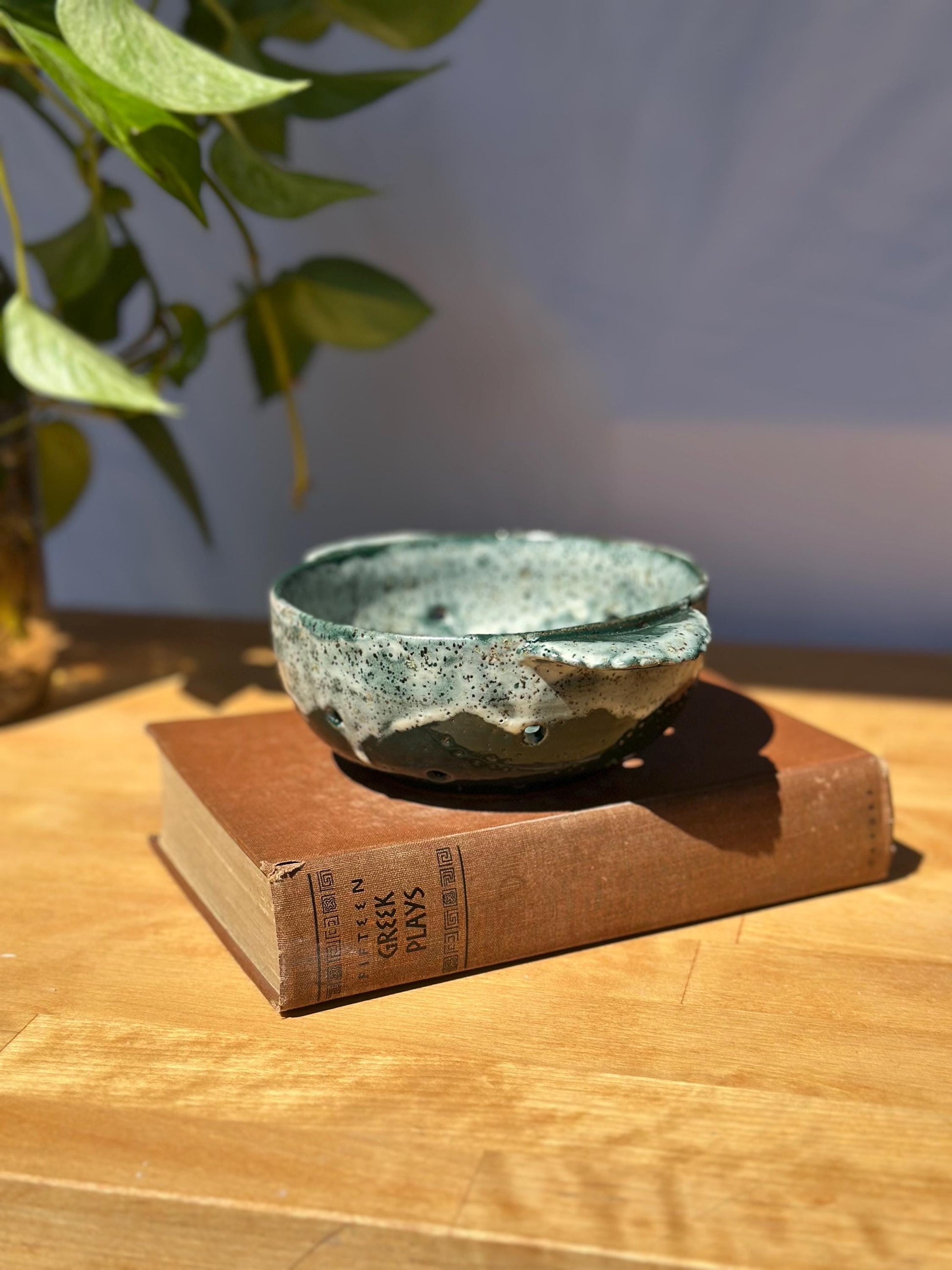 Oceanic Berry Bowl with Rippled Handles – Summer Ceramic Colander