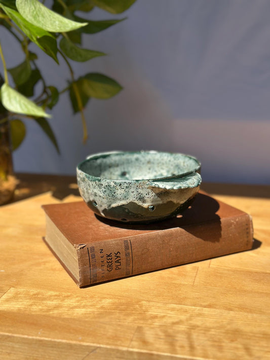 Oceanic Berry Bowl with Rippled Handles – Summer Ceramic Colander