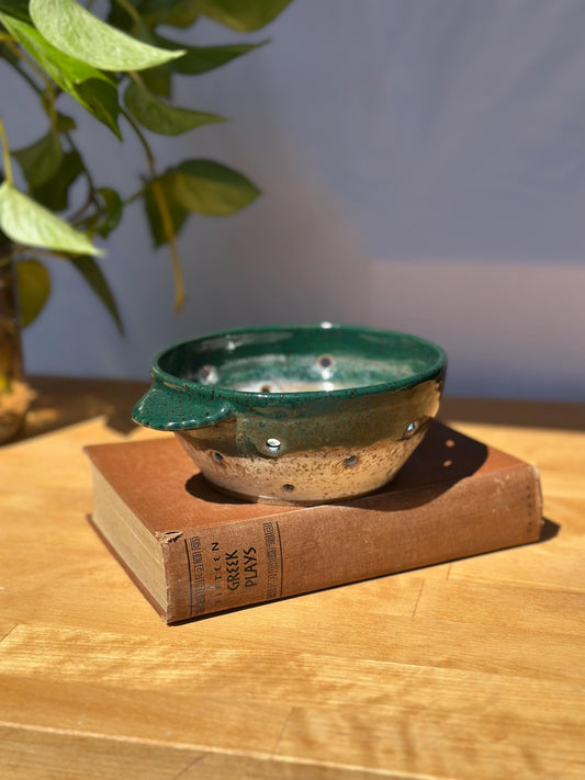 Forest Green Berry Bowl with Rippled Handles – Summer Ceramic Colander