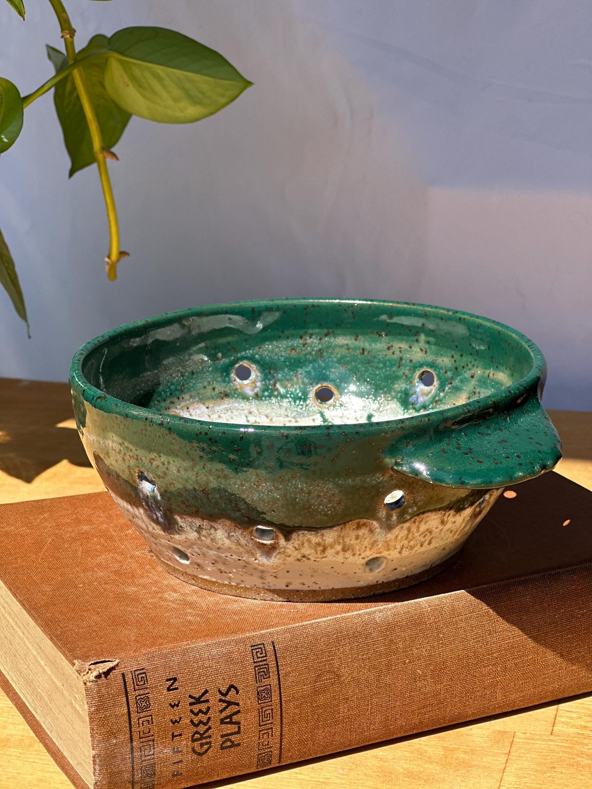 Forest Green Berry Bowl with Rippled Handles – Summer Ceramic Colander