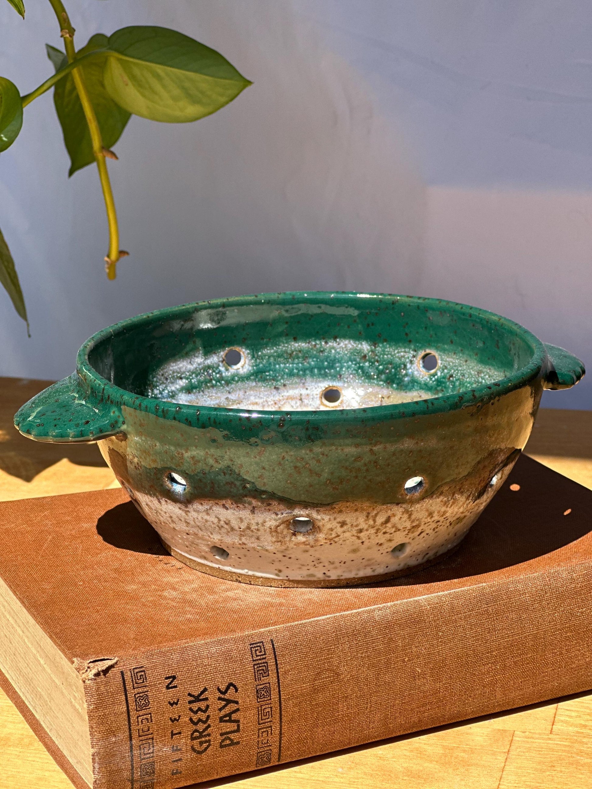Forest Green Berry Bowl with Rippled Handles – Summer Ceramic Colander